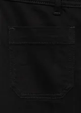 Jeans de tiro alto con diseño wide leg, cierre frontal de cremallera y botón, trabillas para cinturón y dos bolsillos de parche en la parte delantera.