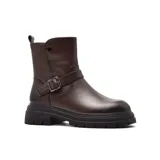 Bota de caña media confeccionada en cuero color marrón oscuro, con suela track de goma negra, detalle de tira con hebilla metálica en el tobillo y cierre lateral.