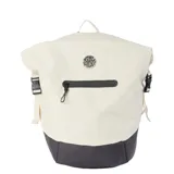 Mochila Rip Curl modelo Surf Series Active de 20 litros, color blanco crema con base gris oscuro. Presenta un diseño tipo roll-top con cierre de hebilla lateral y un bolsillo frontal horizontal con cierre de cremallera negra. Incluye un logo circular de Rip Curl en el frente.