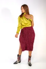 Blusa de satén color verde lima, con diseño asimétrico de un solo hombro, cuello alto y manga larga con puño ajustado. Presenta un drapeado suave en el frente.