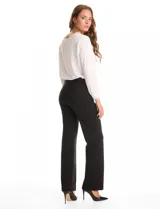 Pantalón de vestir color tostado, de corte wide leg y tiro alto, con pretina elástica ancha y diseño sin cierres.