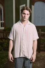 Camisa de manga corta con fit relajado y cuello resort. Cierre con botones al frente y diseño a rayas verticales en tonos beige, blanco y naranja. Confeccionada en tejido plano de algodón y algodón orgánico, estilo liviano ideal para el verano.