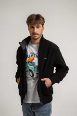 Campera de polar negro con cierre frontal completo, cuello alto y puños y ruedo acanalados.
