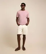 Remera masculina de algodón texturizado color beige, con cuello redondo, mangas cortas y bolsillo delantero.