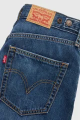 Short de denim azul de tiro medio, con bolsillos clásicos y diseño de corte recto y holgado.