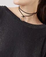 Gargantilla de cuero sintético negro con dije circular de alpaca.