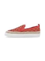 Alpargatas tipo slip-on Hush Puppies modelo Antonella, color ladrillo con capellada de tejido yute y elástico en el empeine para facilitar el calce. Presentan una aplicación de yute alrededor de la plataforma y suela blanca de caucho termoplástico.