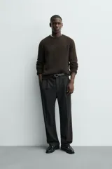 Jersey de punto regular fit, confeccionado en una mezcla de lana y fibra de alpaca. Presenta cuello redondo, manga larga y acabados en rib en puños y bajo.