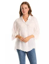 Camisa de algodón con detalles de broderie, cuello con solapa, cierre frontal con botones y mangas tres cuartos amplias.