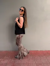 Chaleco negro de cuero con corte clásico y solapas.