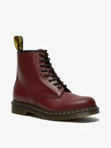 Bota Dr. Martens modelo 1460 de cuero color cereza, con 8 ojales, costuras amarillas y suela con cámara de aire.