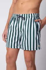 Short de baño con diseño de rayas verticales en blanco y negro, con cintura elástica ajustable mediante cordón y logo metálico pequeño en el ruedo.