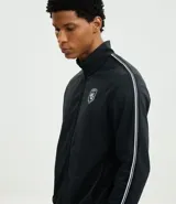 Saco deportivo Get Over de cuello alto con cierre frontal por cremallera. Presenta diseño en color bordó con rayas laterales contrastantes en los hombros y mangas, puños y bajo con acabado en rib, y estampa localizada en el pecho.