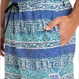 Short de baño para hombre, color azul con estampado tribal en tonos turquesa, blanco y violeta. Posee cintura elástica con cordón ajustable negro.