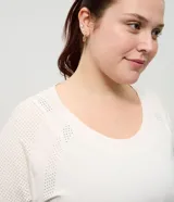 Remera deportiva de microfibra color blanco, con cuello redondo, mangas cortas y paneles laterales con perforaciones para mayor ventilación.