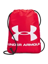 Mochila tipo sackpack Under Armour modelo Ozsee, color rojo con gran logotipo y nombre de la marca impresos en blanco. Cuenta con cordones negros ajustables para cierre y transporte.