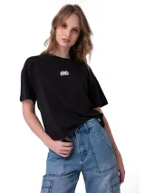 Remera negra de algodón con cuello redondo, manga corta y pequeño estampado en el pecho.