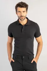 Camisa polo de manga corta en color negro, confeccionada en algodón Pima de alta calidad. Presenta cuello clásico, cierre frontal con dos botones y un ajuste regular que ofrece comodidad y un acabado refinado.