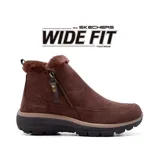Bota casual Skechers de horma ancha, confeccionada en ante color marrón con forro interior de piel sintética. Presenta cierre lateral con cremallera, suela de goma flexible con amortiguación y diseño resistente al agua.