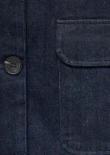 Chaqueta de algodón estilo denim en color azul oscuro, con cuello camisero, bolsillos de parche con solapa en el pecho y cierre frontal con botones.