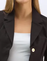 Blazer entallado marca Nanette, con cuello de solapa, cierre frontal con botones dorados y bolsillos delanteros. Posee forro interno a tono.