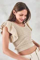 Top de punto calado color beige con brillo metalizado, escote redondo y mangas cortas con volados.