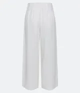 Pantalón tipo pantalona de viscosa color blanco, con cintura mediana, cierre frontal con botones y bolsillos laterales.