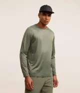 Remera deportiva de manga larga para hombre, color verde oliva, con cuello redondo y tejido de malla Dry Fit. Presenta costuras reforzadas en hombros y paneles laterales.