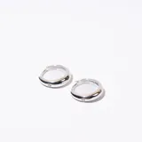 Aros tipo argolla gruesa de plata enchapada con un pequeño detalle de strass.