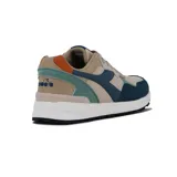 Championes Diadora modelo Vinfa estilo lifestyle, de color beige con detalles en azul, verde, naranja y blanco, confeccionados con malla y revestimientos de gamuza.