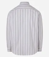 Camisa de vestir slim fit, confeccionada en tejido oxford de algodón a rayas verticales finas en tonos marrones.