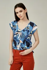 Blusa de poliéster sin mangas, con escote en V y diseño estampado en tonos azules, blancos y naranjas.