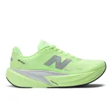 Championes New Balance FuelCell Rebel v5 color verde lima con logo plateado.