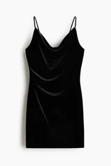 Vestido corto negro, ajustado al cuerpo, con breteles spaghetti finos y escote drapeado tipo cascada. Presenta frunces laterales que generan un efecto drapeado en la parte delantera.