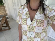 Vestido corto con solapa en broderie, estampado en patrón de cuadros amarillos, blancos y rojos, con mangas cortas y corte holgado.