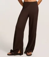 Pantalón texturizado marrón de corte ancho con cintura elástica y bolsillos laterales.