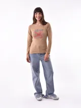 Remera de manga larga color gris oscuro, ajustada al cuerpo, con un estampado frontal de flores y texto en color blanco.