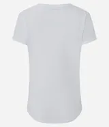Remera deportiva de mujer Get Over, confeccionada en microfibra blanca con cuello redondo, manga corta y un diseño estampado de ondas en color verde y marrón en el lateral izquierdo.