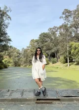 Vestido corto de fibrana color crudo, corte oversize y bolsillos laterales.