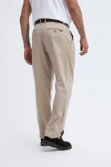 Pantalón verde militar confeccionado en mezcla de algodón y lyocell, de corte recto, diseño fluido y limpio con pinzas en la cintura.