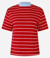 Remera de manga corta con rayas horizontales rojas y blancas, confeccionada en tejido malhão, con cuello redondo en color celeste.