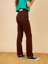 Pantalón jean celeste de corte recto, con cintura alta y bolsillos frontales tipo parche.