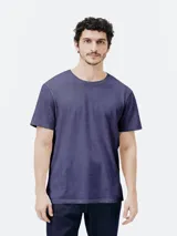 Camiseta básica de manga corta y cuello redondo, color rojo oscuro.