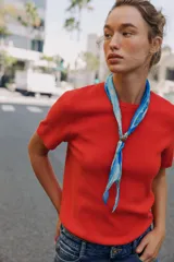 Jersey de punto de algodón con cuello redondo, manga corta y terminaciones en rib.