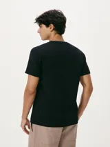 Remera de corte regular color beige con cuello redondo, mangas cortas y estampa frontal de pequeños nudos marineros en tono azul.
