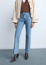 Jeans flare de tiro medio color celeste, confeccionados en tejido denim de algodón con elasticidad. Presentan cierre delantero con cremallera y botón, trabillas para cinturón y dos bolsillos de parche en la parte delantera.