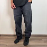 Jean de hombre color gris con efecto acid wash, de corte mom fit.