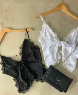 Top de satén con encaje en escote y ruedo, con breteles finos y lazo en el centro del busto.