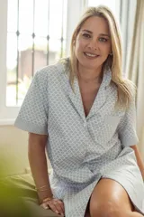 Camisa corta de algodón estampado con cuello clásico, abotonada adelante con vivo y mangas cortas.