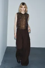 Top sin mangas de Zara Woman Collection, confeccionado en viscosa con diseño patchwork de estampados florales en tonos marrones y negros. Presenta cuello redondo con detalle de abalorios bordados en la parte superior y cierre posterior con botones.